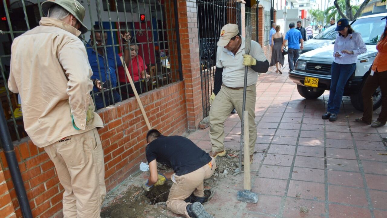 Equipo técnico de acueducto de Emcali, descubrió que habían conexiones irregulares ocultas en el restaurante, ubicado al sur de Cali.