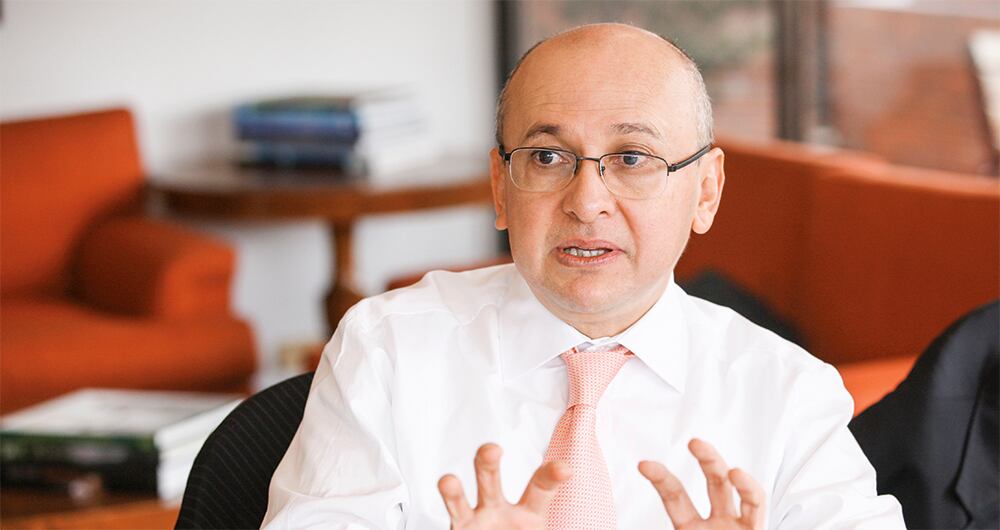    El exfiscal Eduardo Montealegre, aunque admite que asistió a la reunión, asegura que nunca planteó “pactos de silencio”. Responde anunciando denuncias penales contra Óscar Iván Zuluaga.