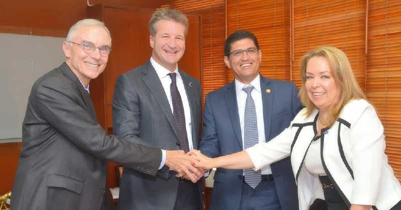 De izquierda a derecha Richard Clarke, presidente de la junta directiva de Christus Health, Ernie Sadau, CEO de Christus Health, Alfredo Arana, presidente del Grupo Coomeva, y María Eugenia Pérez, presidenta del Consejo de Administración de Coomeva.