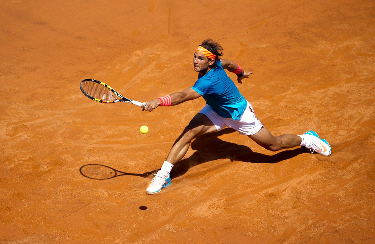 Rafael Nadal de España regresa la bola al turco Marsel Ilhan, durante su partido en el torneo Masters de Roma, en Italia. (AP/Andrew Medichini)