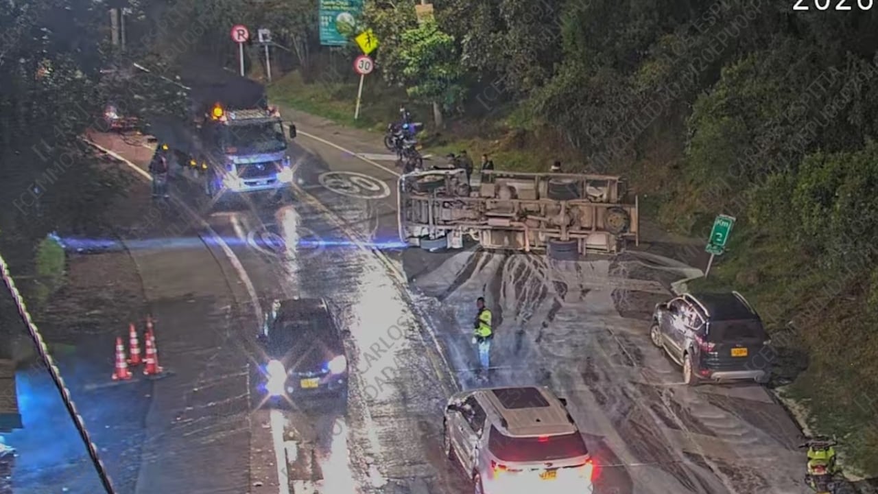 El accidente dejó restricciones temporales en la movilidad del corredor.