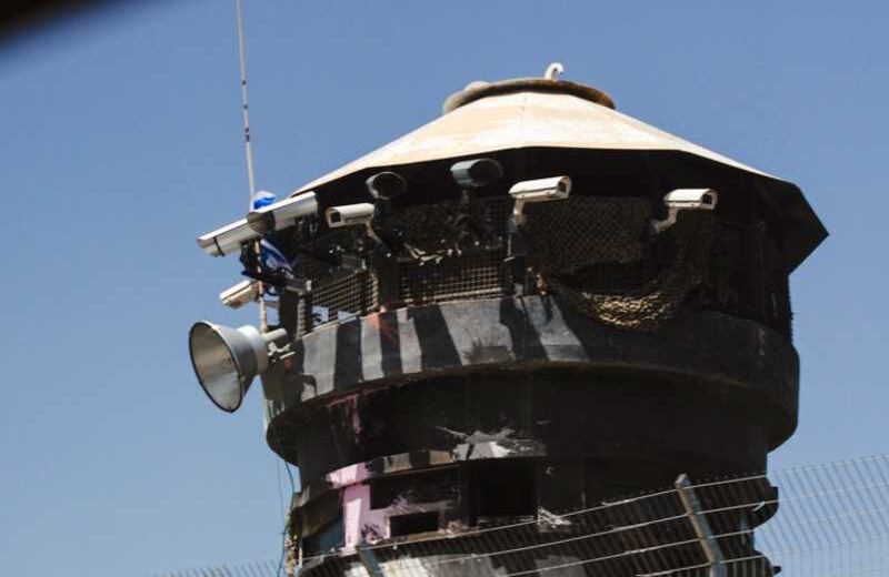 En el muro que rodea Palestina, hay varias torres de vigilancia, que cuentan con sofisticadas cámaras, equipo de sonido y militares, controlando los movimientos del pueblo palestino. 