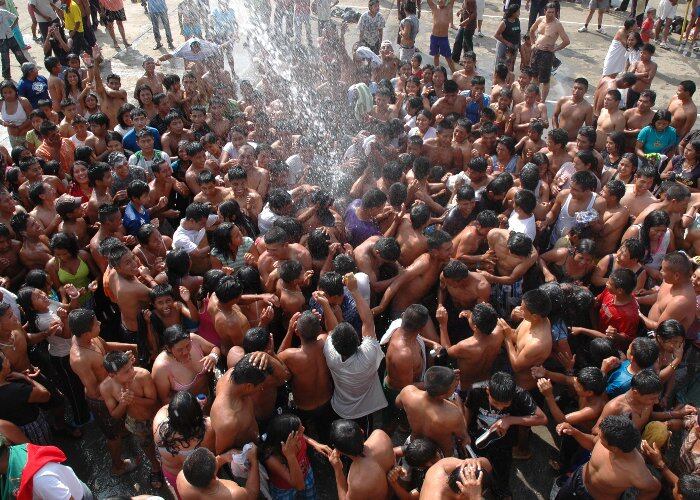 En las tardes, un carro cisterna de las Empresas Municipales de Cali, Emcali, refresca a los indígenas con un gran chorro de agua, para paliar las altas temperaturas que por estos días azota a la capital del Valle.