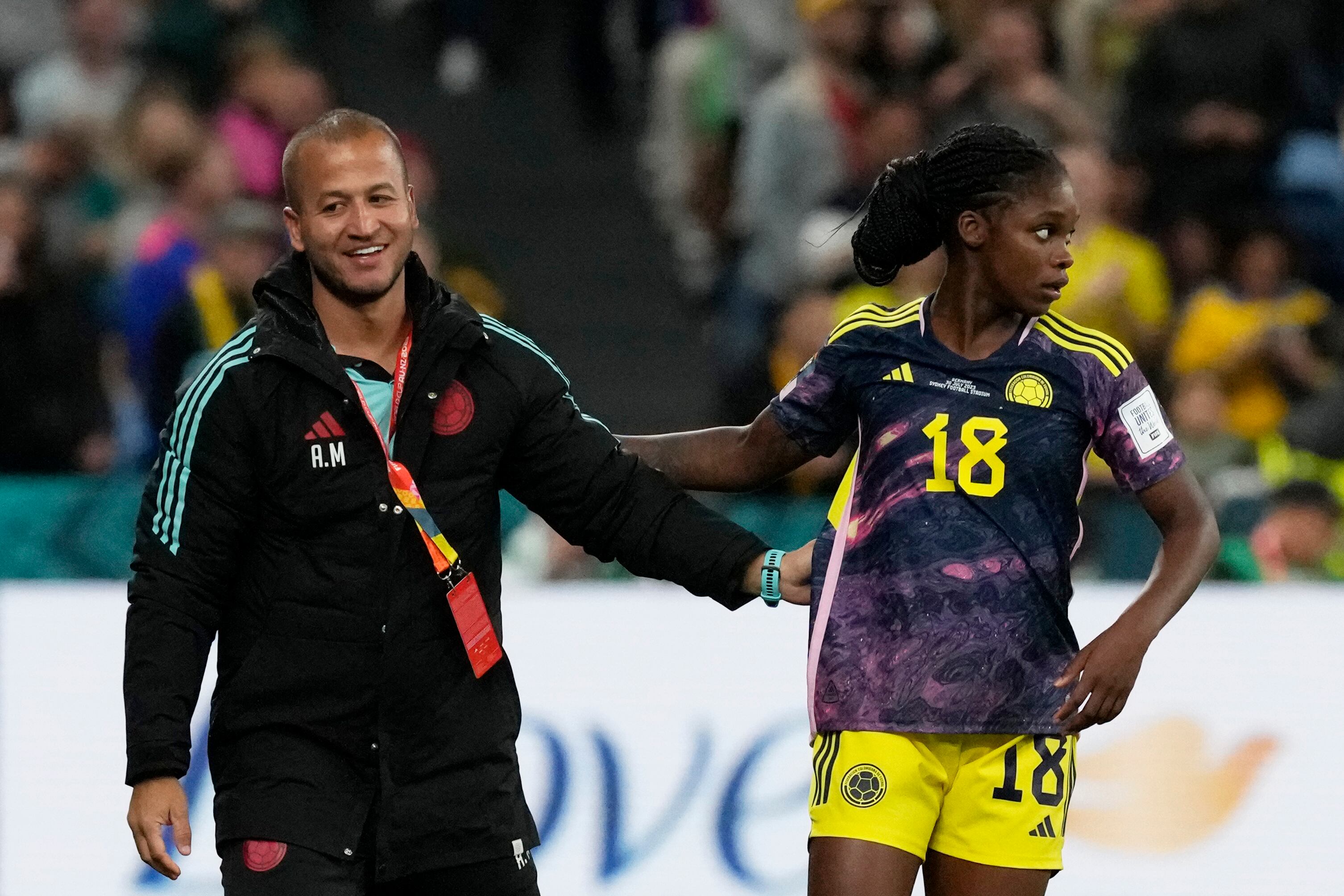 Linda Caicedo, de Colombia, celebra con el asistente técnico de Colombia, Ángelo Marsiglia, después de anotar el gol inicial durante el partido de fútbol del Grupo H de la Copa Mundial Femenina entre Alemania y Colombia en el Estadio de Fútbol de Sydney en Sydney, Australia, el domingo 30 de julio de 2023. (AP Photo/Mark Panadero)