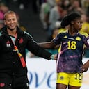 Linda Caicedo, de Colombia, celebra con el asistente técnico de Colombia, Ángelo Marsiglia, después de anotar el gol inicial durante el partido de fútbol del Grupo H de la Copa Mundial Femenina entre Alemania y Colombia en el Estadio de Fútbol de Sydney en Sydney, Australia, el domingo 30 de julio de 2023. (AP Photo/Mark Panadero)