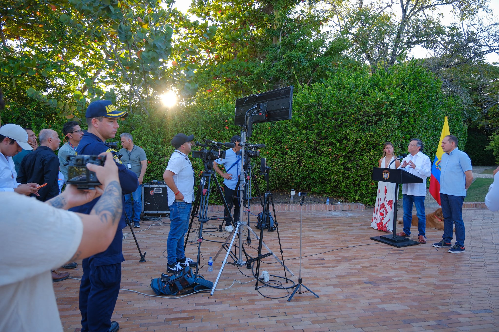 Antonella Petro, hija del presidente, Gustavo Petro (en el centro), y Antonio Sanguino, ministro de Trabajo, en Cartagena, el 29 de diciembre de 2025