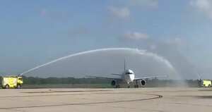 El primer vuelo que aterrizó este martes en el Aeropuerto Ernesto Cortissoz recibió un 'baño de honores'.