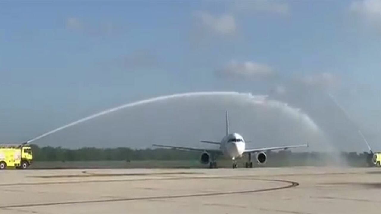 El primer vuelo que aterrizó este martes en el Aeropuerto Ernesto Cortissoz recibió un 'baño de honores'.