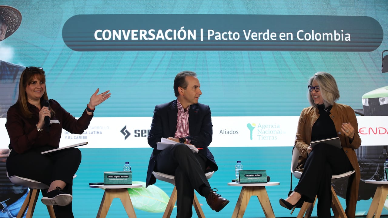 De izquierda a derecha: María Eugenia Rinaudo, directora de Sostenibilidad en la EAN; Andrés Valencia, exministro de Agricultura, y Martha Castillo, ejecutiva Principal de CAF.