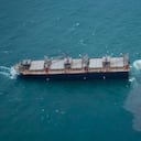 Esta foto proporcionada por la Guardia Costera de Japón muestra un barco que se rompió y derramó petróleo frente a Hachinohe, noreste de Japón, el jueves. 12 de febrero de 2021. El carguero registrado en Panamá, Crimson Polaris, encalló en el puerto del norte de Japón y luego se rompió en dos partes y estaba derramando petróleo en el mar, dijo el jueves la Guardia Costera japonesa.(Japan Coast Guard via AP)