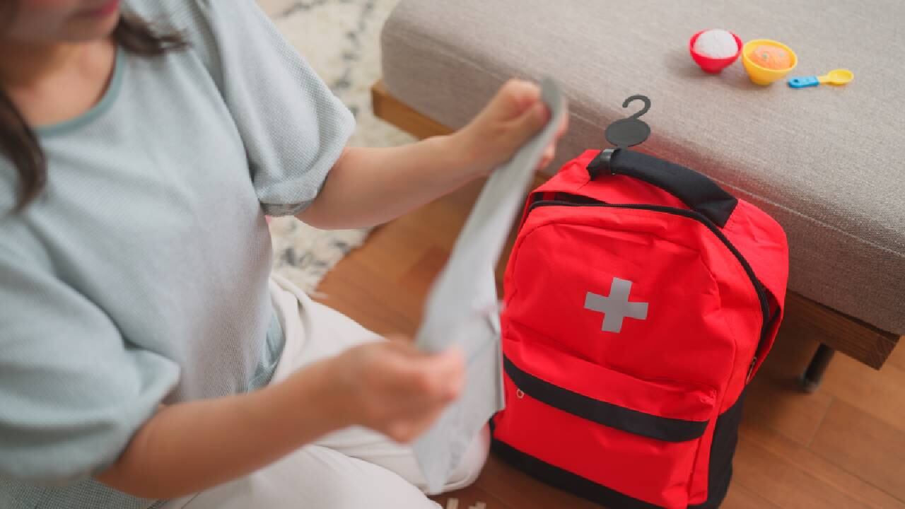 Aliste un kit de emergencias.