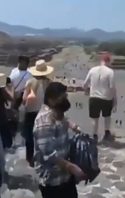 El hombre llegó al lugar, se acomodó en un rincón de la pirámide y luego disparó