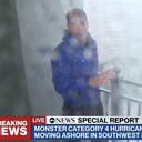 Uno de los periodistas de la cadena de televisión ABC en medio de la tormenta causada por el huracán Ian