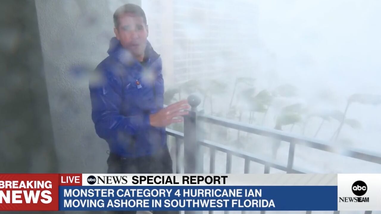Uno de los periodistas de la cadena de televisión ABC en medio de la tormenta causada por el huracán Ian