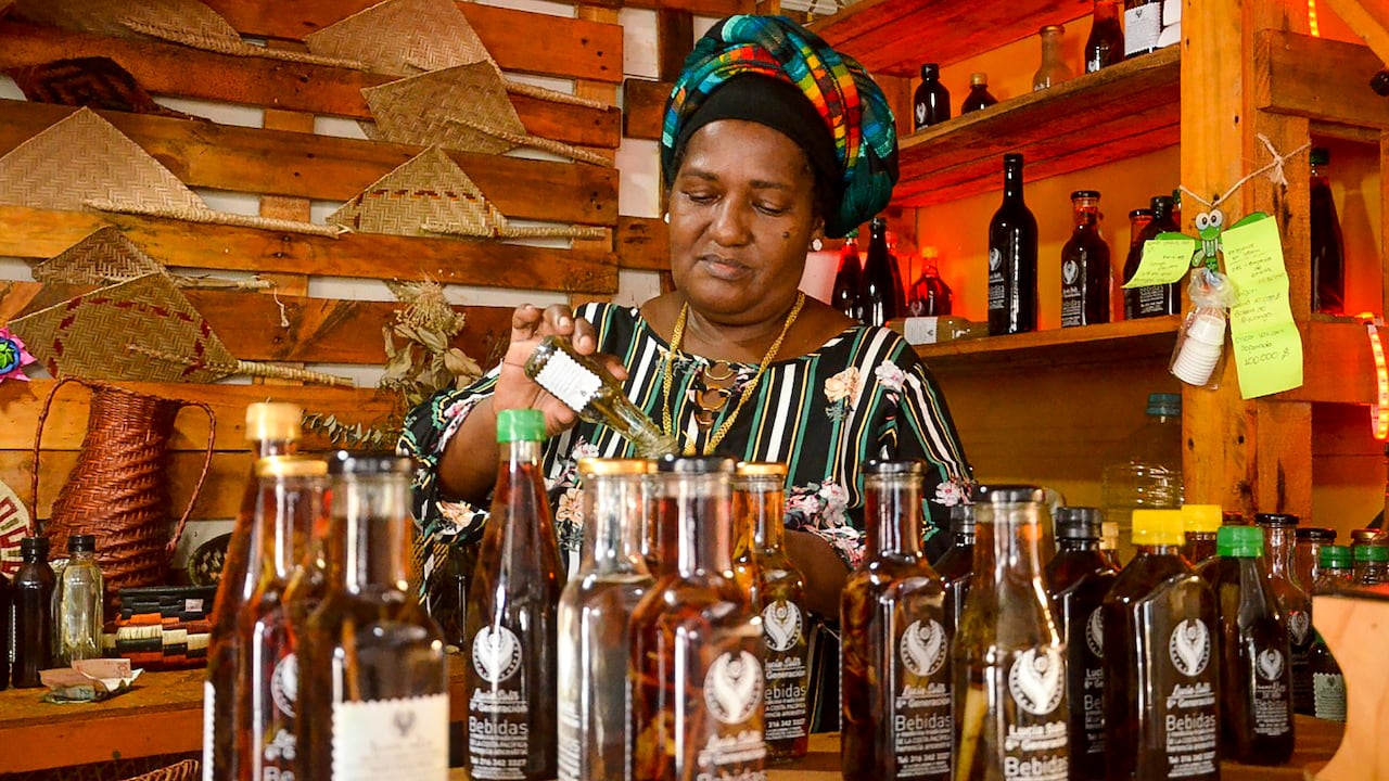 Se ve a Lucía en su local rodeada de varias botellas de su marca 'Lucía Solís 6a Generación'