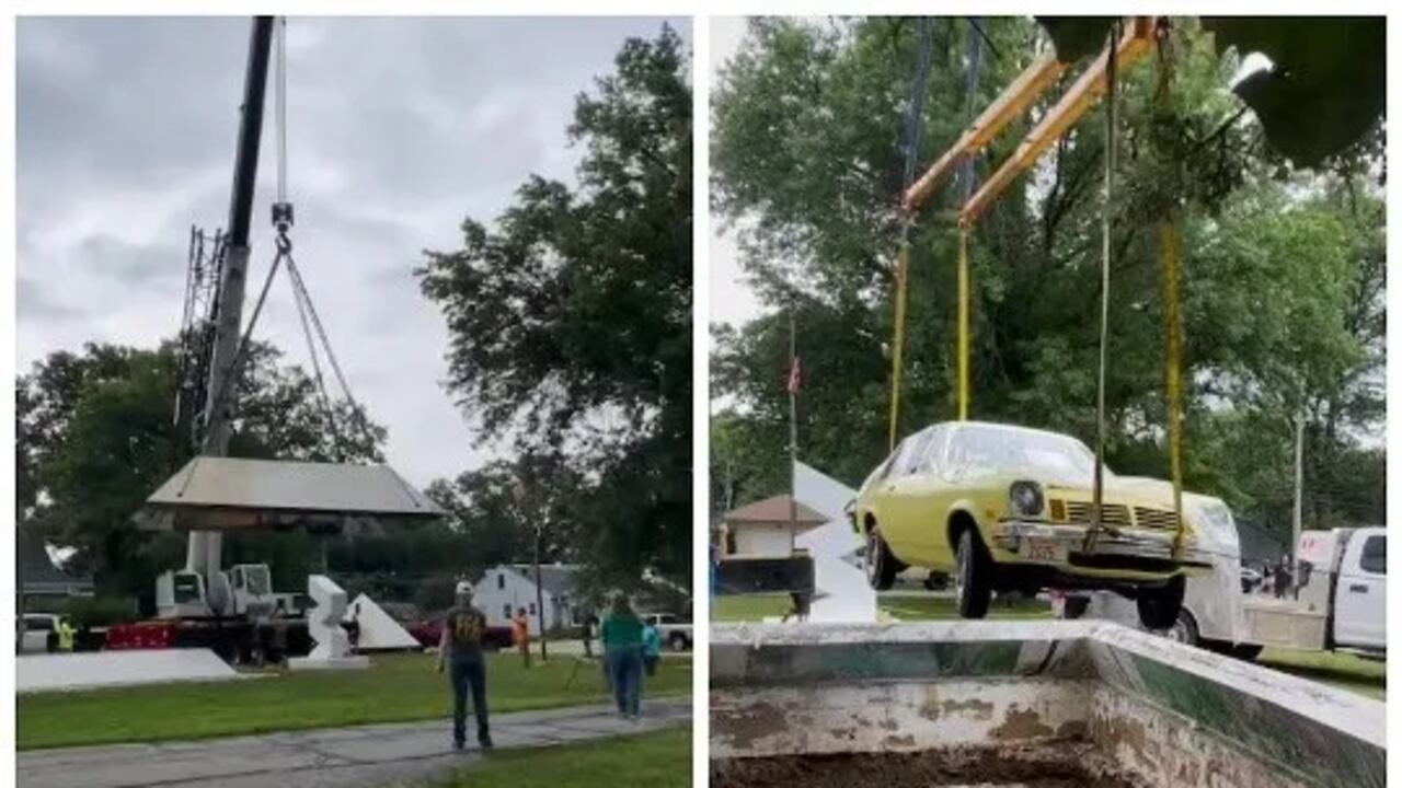 En la cápsula del tiempo había un carro de la época, fotos, ropa y cartas.
