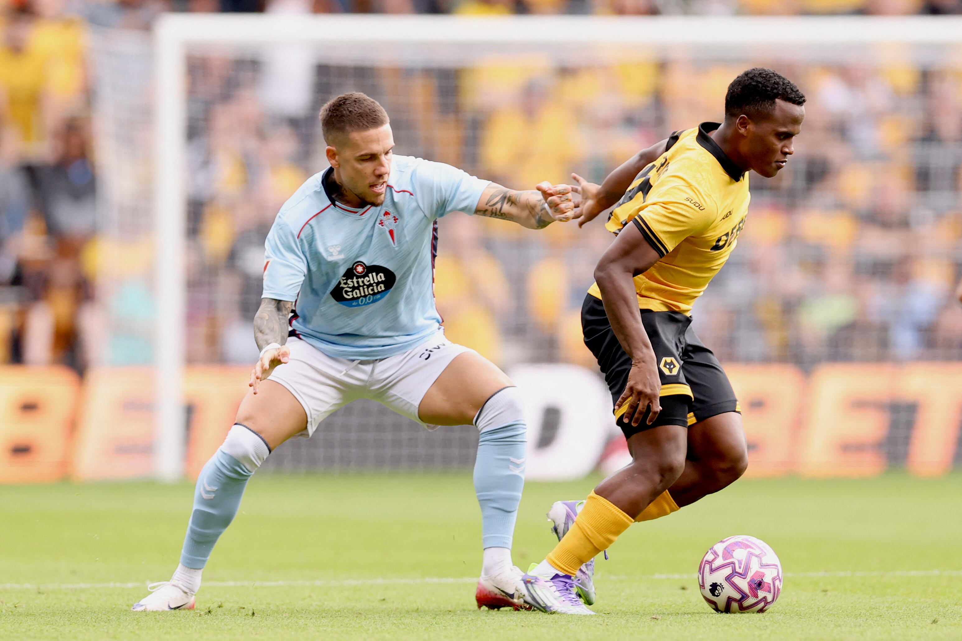 WOLVERHAMPTON, ENGLAND - AUGUST 09: Jhon Arias of Wolverhampton Wanderers is challenged by Mihailo of Celta Vigo during the pre-season friendly match between Wolverhampton Wanderers and Celta Vigo at Molineux on August 09, 2025 in Wolverhampton, England. (Photo by Jack Thomas/Getty Images) (Photo by Jack Thomas / GETTY IMAGES EUROPE / Getty Images via AFP)