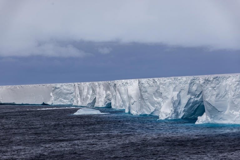 El iceberg A23a, de un billón de toneladas, que lleva 30 años atrapado en el mar de Weddell, en la Antártida, ha comenzado a desplazarse hacia el sur.