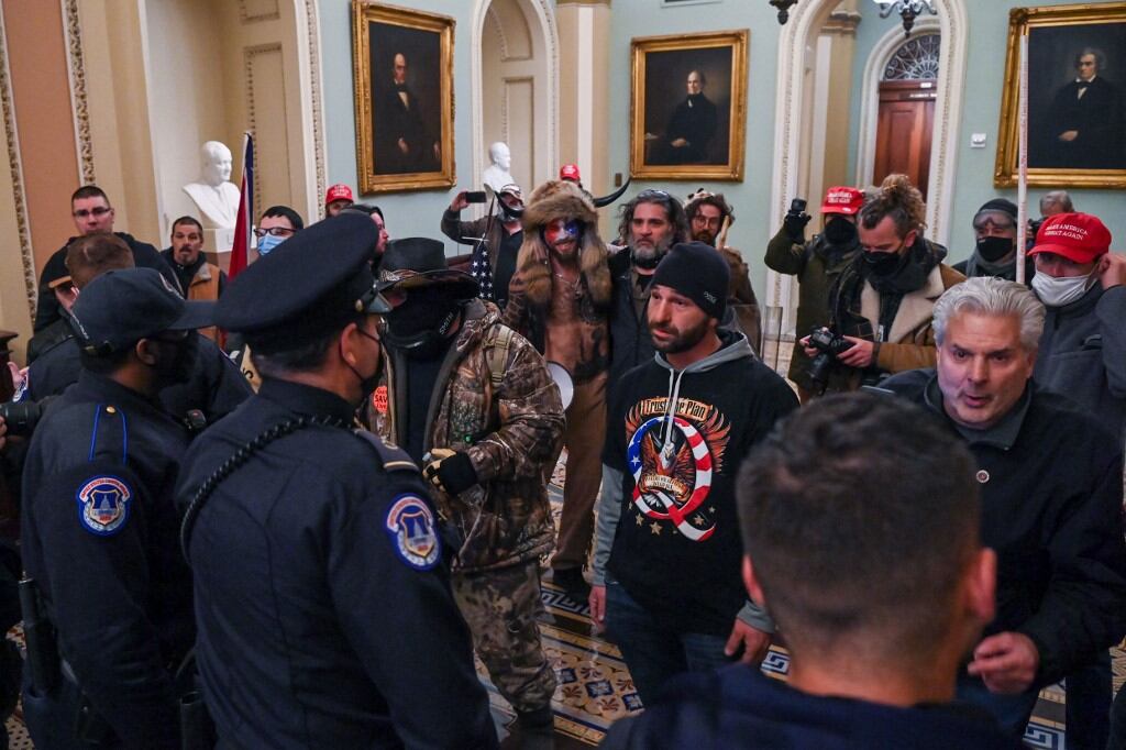Los incidentes ocurrieron el 6 de enero, en los que cientos de seguidores de Trump, muchos armados, entraron por la fuerza en el Capitolio y atacaron a agentes de la policía.