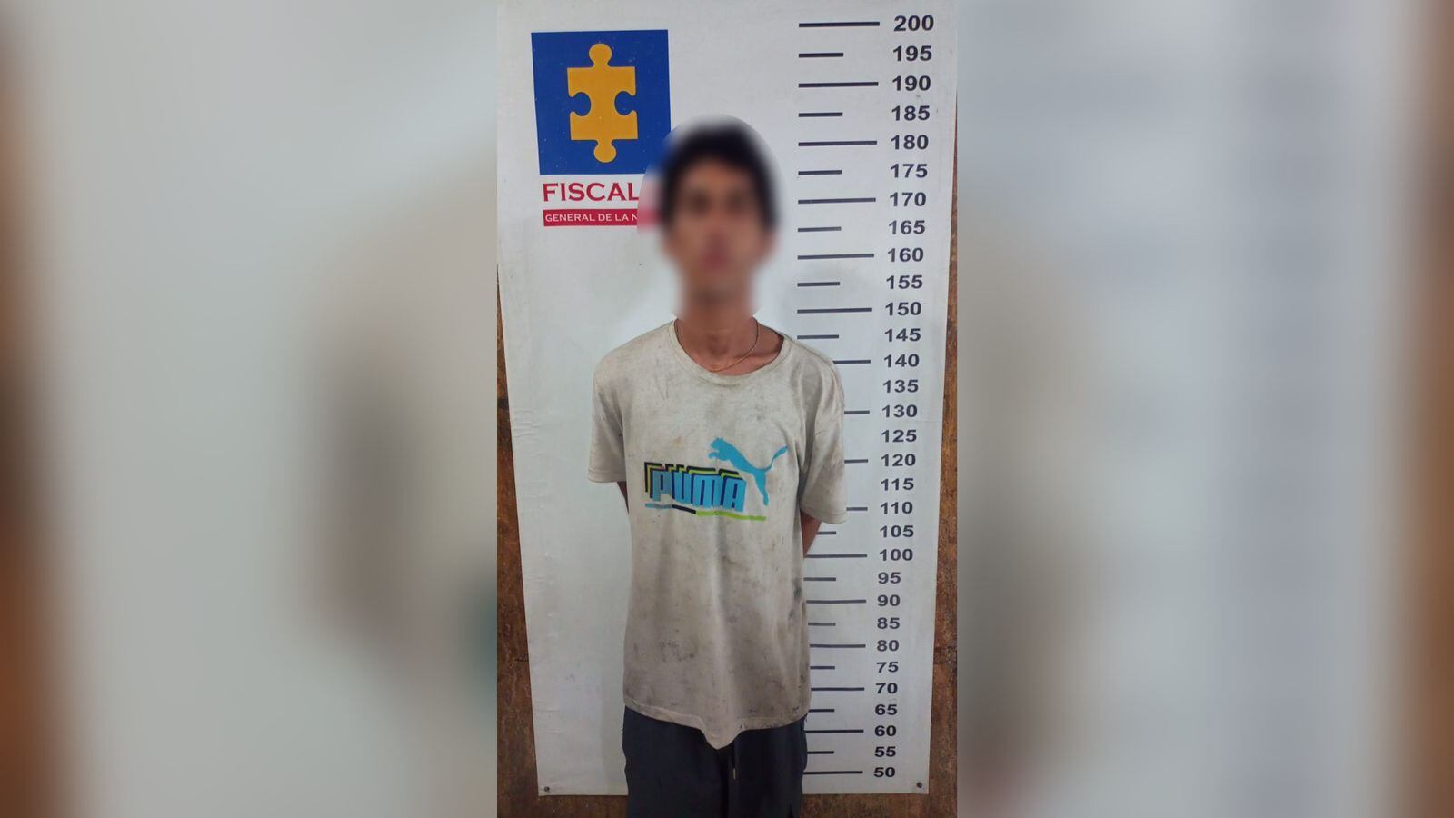 Este es uno de los hombres capturados por robar cable.