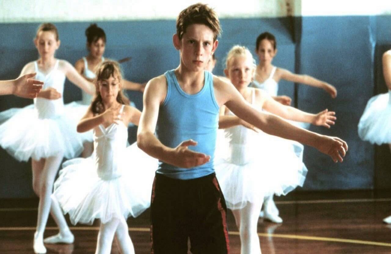 Billy Elliot (2000) Durante la huelga de mineros de 1984 en Inglaterra, Billy Elliot, un niño de 11 años, sueña con convertirse en bailarín en contra de la opinión de su padre. En secreto se inscribe a las clases de ballet que se imparten en el mismo lugar que sus clases de boxeo y con la ayuda de su profesora logra vivir su pasión.