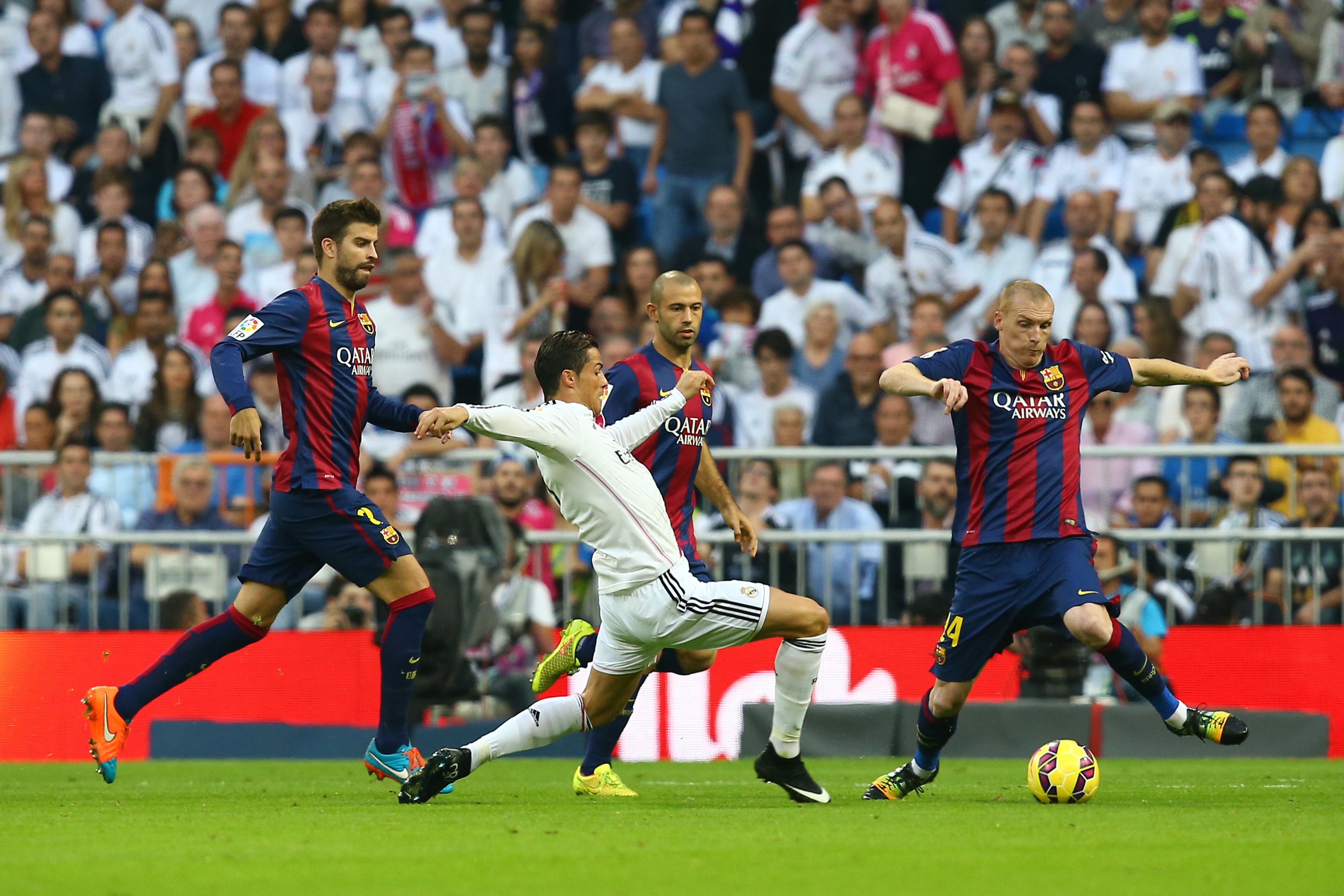Jérémy Mathieu en un clásico entre Real Madrid y Barcelona