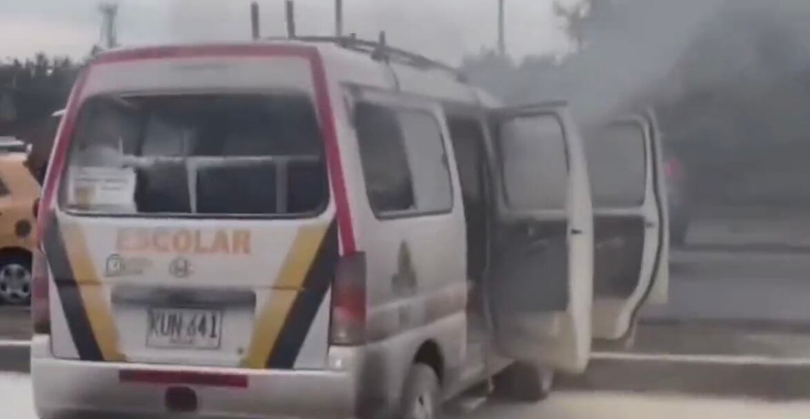 En Cali se incendió una ruta escolar que acababa de dejar los niños en el colegio