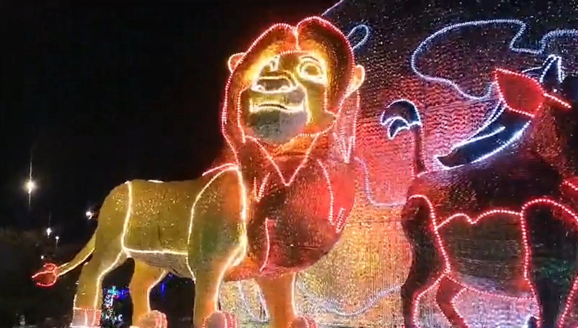 El evento, con ingreso gratuito para los asistentes, contó con un espectáculo tecnológico de drones y un concierto de la Orquesta Filarmónica de Medellín, que interpretará piezas musicales de películas clásicas de Disney.