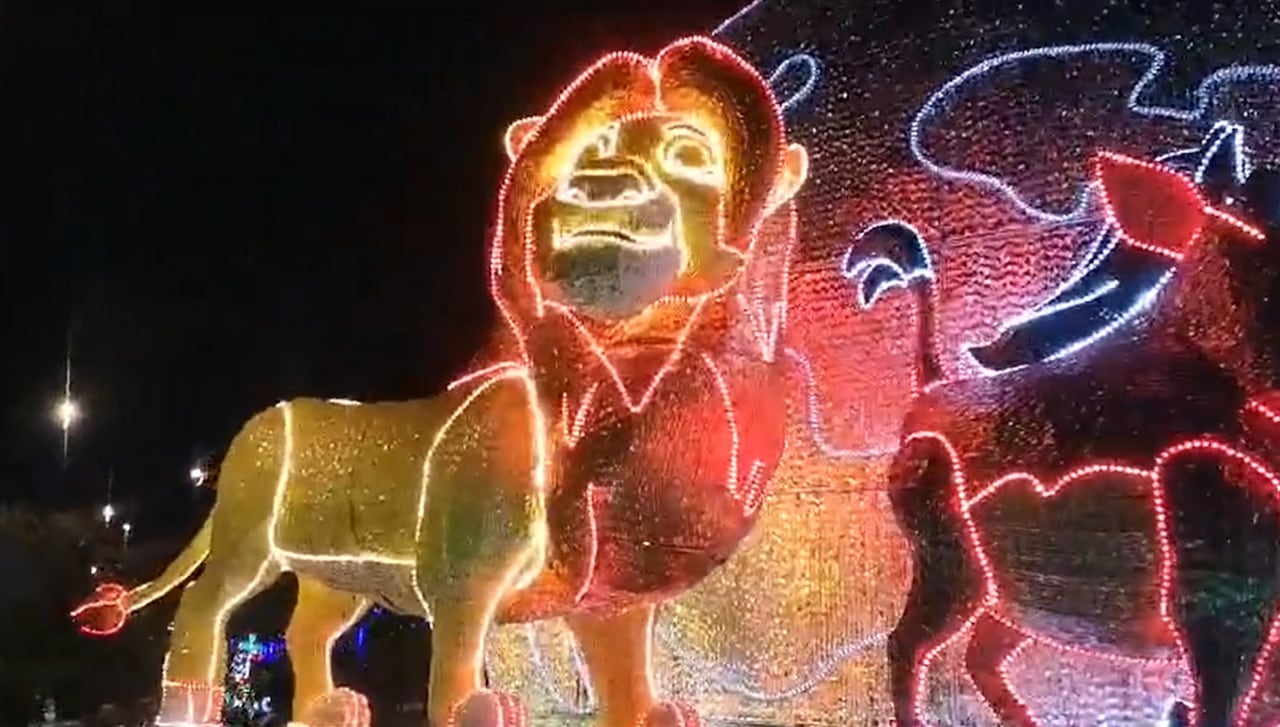 El evento, con ingreso gratuito para los asistentes, contó con un espectáculo tecnológico de drones y un concierto de la Orquesta Filarmónica de Medellín, que interpretará piezas musicales de películas clásicas de Disney.