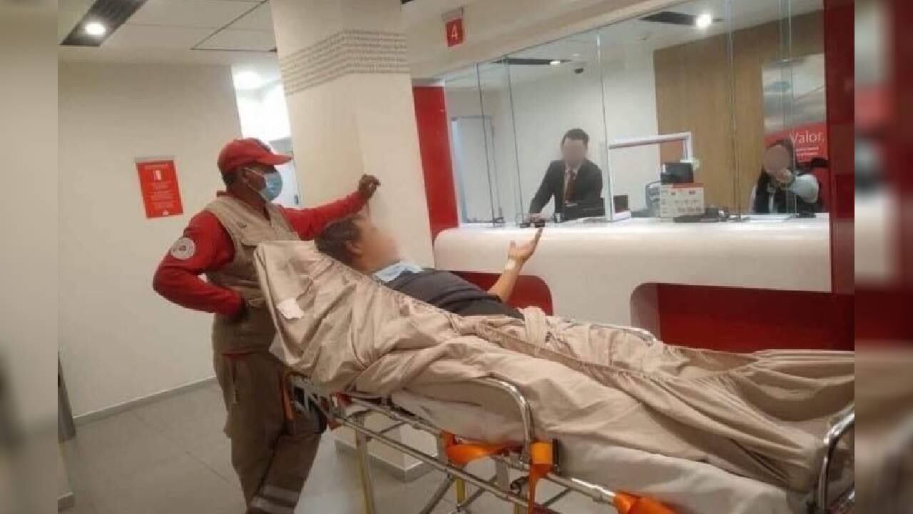En Tlalnepantla, México, un hombre enfermo tuvo que ir hasta la sucursal bancaria para realizar un trámite.