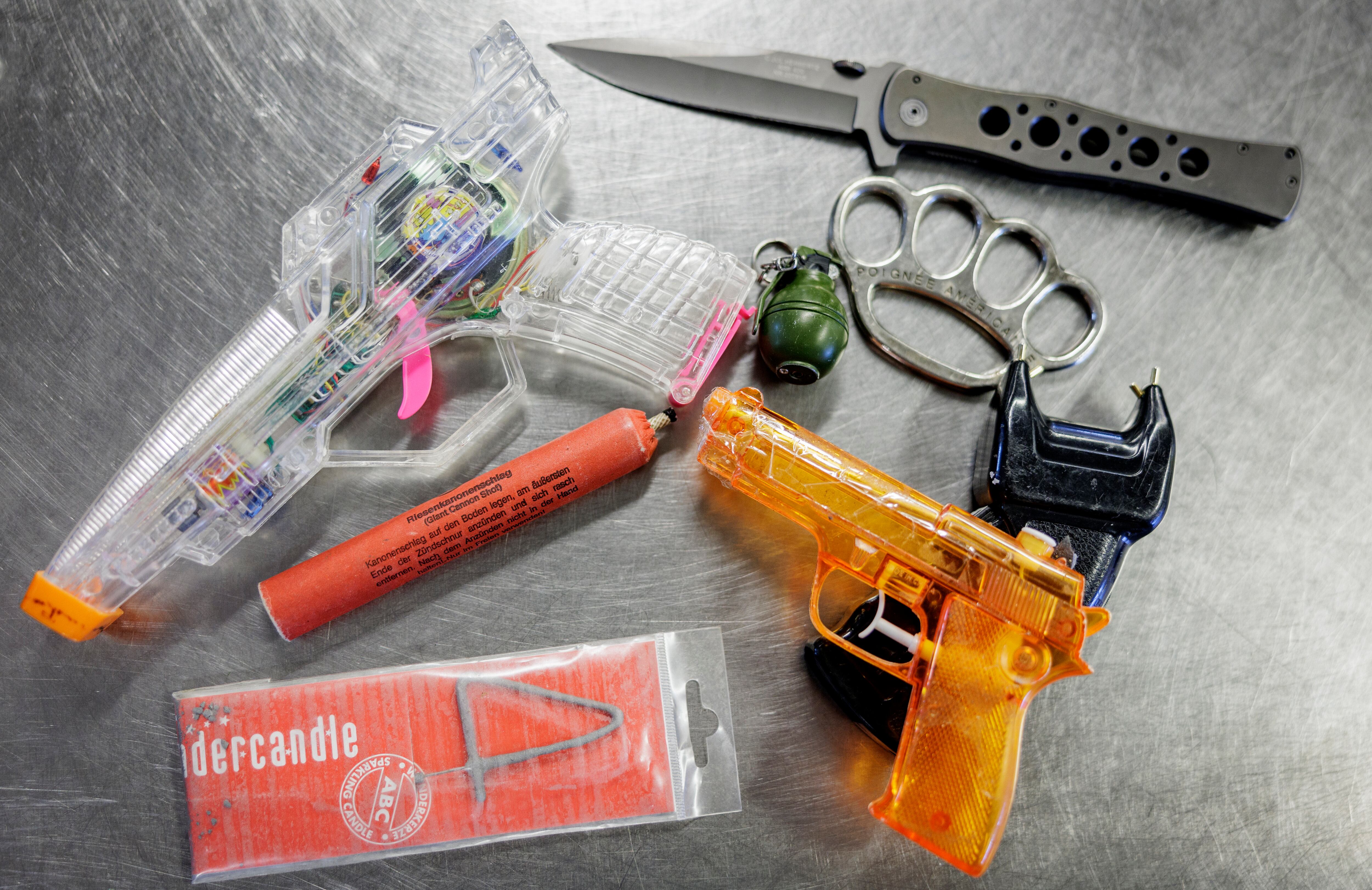 Los artículos que no se pueden llevar en el equipaje de mano y cuya posesión a veces es objeto de enjuiciamiento penal yacen sobre una mesa durante el control de seguridad en el aeropuerto de Hamburgo.