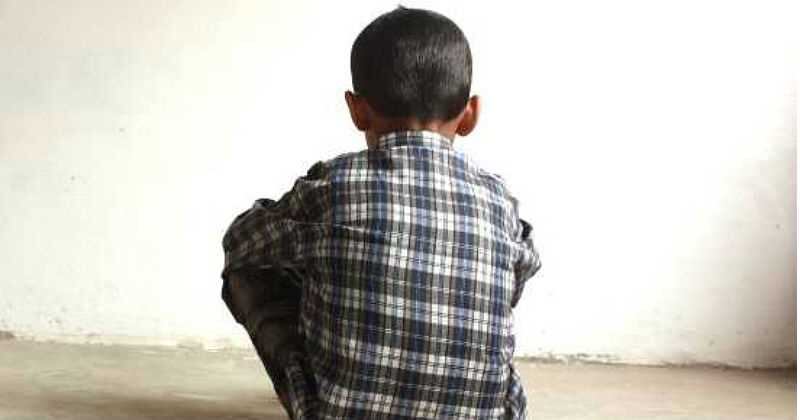 Los niños pueden verse afectados por cambios psicosociales fuertes como: estresores en casa, separaciones de los padres, problemas económicos o separación de la pareja del adolescente.