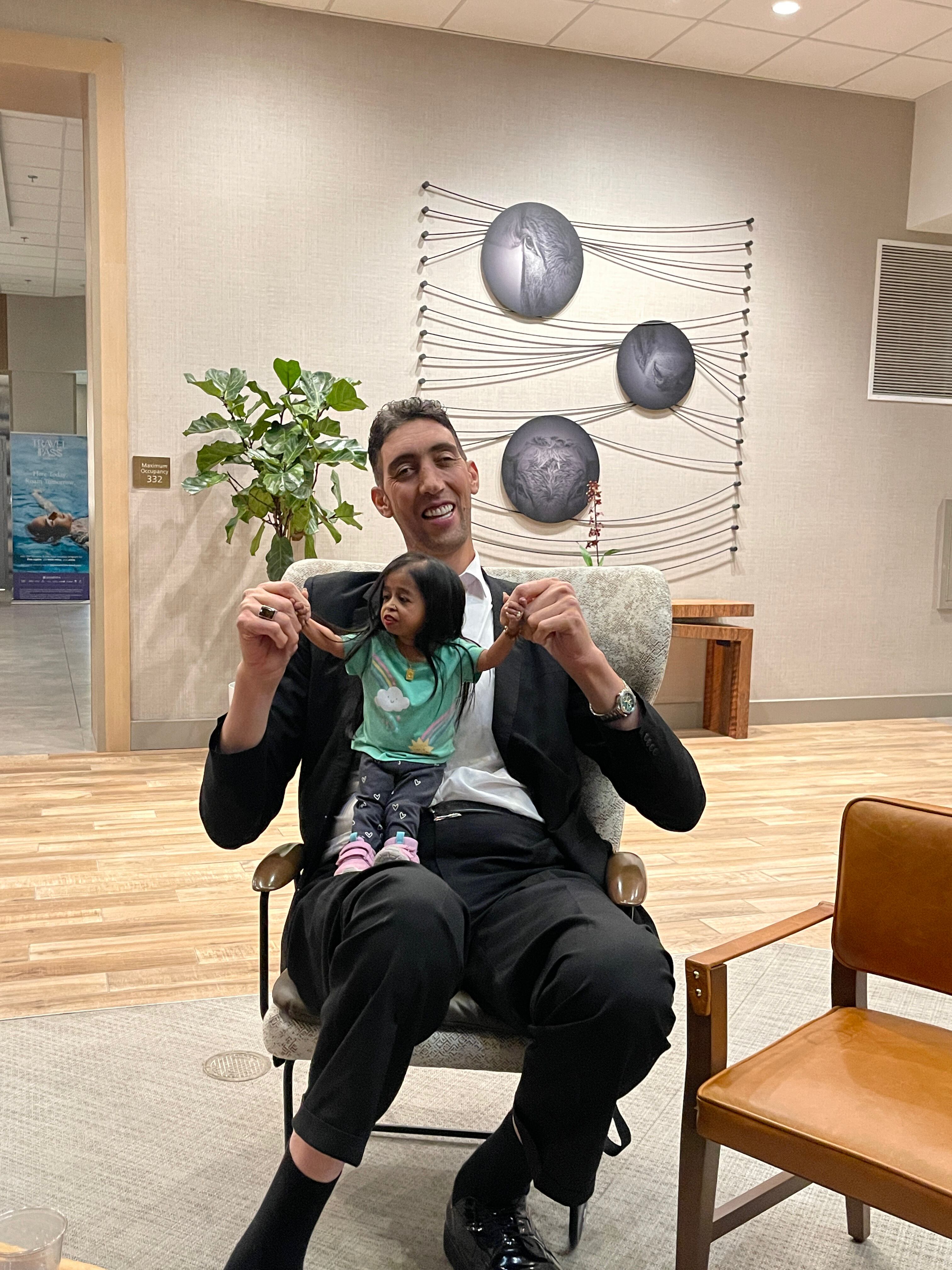 Kösen y Amge se reunieron en enero de 2018 para posar para fotografías frente a las pirámides de Giza en Egipto.