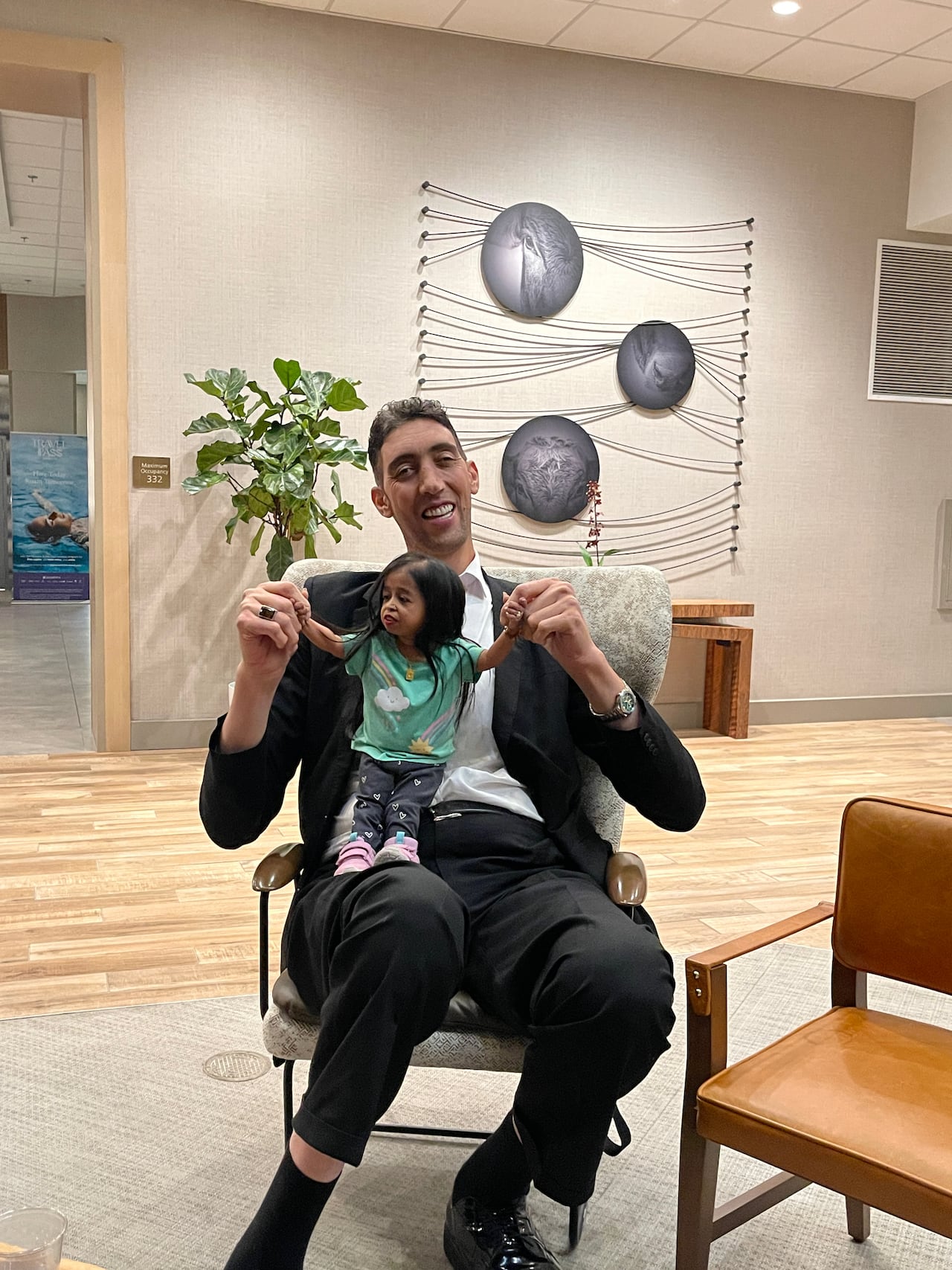 Kösen y Amge se reunieron en enero de 2018 para posar para fotografías frente a las pirámides de Giza en Egipto.