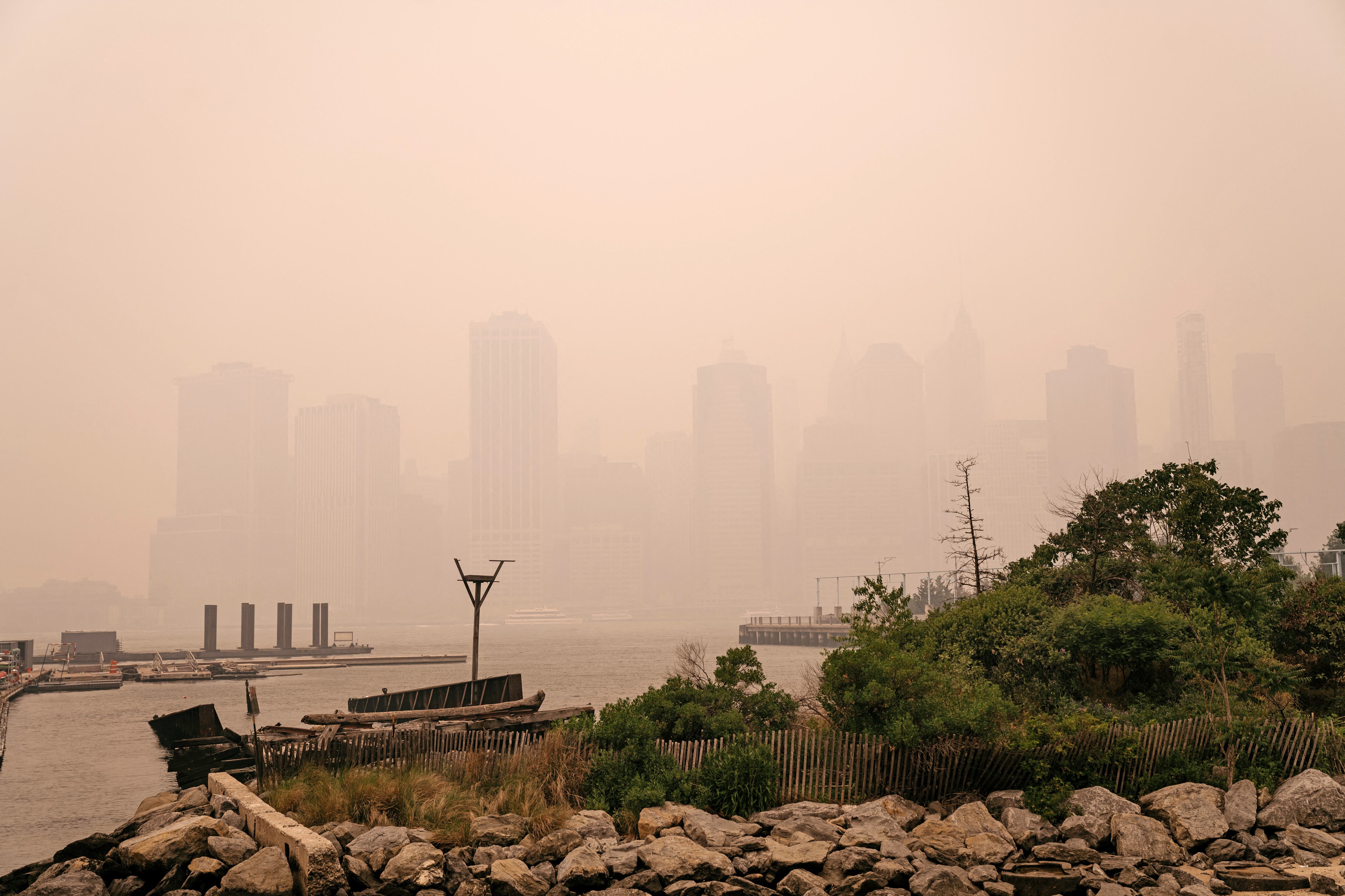 La espesa niebla envolvió la icónica Estatua de la Libertad y el horizonte de la isla de Manhattan, que normalmente brillaría bajo el cielo azul de principios del verano boreal. (Photo by Scott Heins / GETTY IMAGES NORTH AMERICA / Getty Images via AFP)