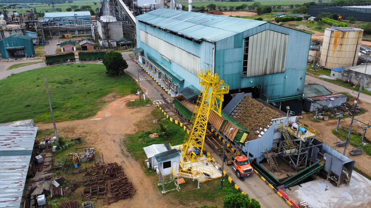 La labor de Bioenergy no se limita únicamente a la producción de un biocombustible. La empresa tiene un firme compromiso con el desarrollo económico de las comunidades aledañas a sus operaciones.