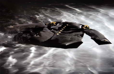 La técnica de las imágenes expuestas es fotografía digital, impresa sobre cristal. “En estas imágenes de gran formato impresas en vidrio se pueden apreciar las prendas sumergidas en agua: un agua transparente que las muestra en un estado aséptico. Muchos pensarán que esas imágenes no aluden directamente a un río crecido, violento, lleno de tierra. Esto es cierto, pero a la artista no le interesa ‘representar’ el río en sí que se ha llevado esos cuerpos violentados. Sino, por el contrario, hacernos ver cómo esas prendas que estaban listas para vestir al esperado que nunca llegó, flotan en una especie de agua pura, limpia que en este caso es metáfora de alivio”, dice Ricardo Arcos, director del Museo de Arte de la Universidad Nacional. 