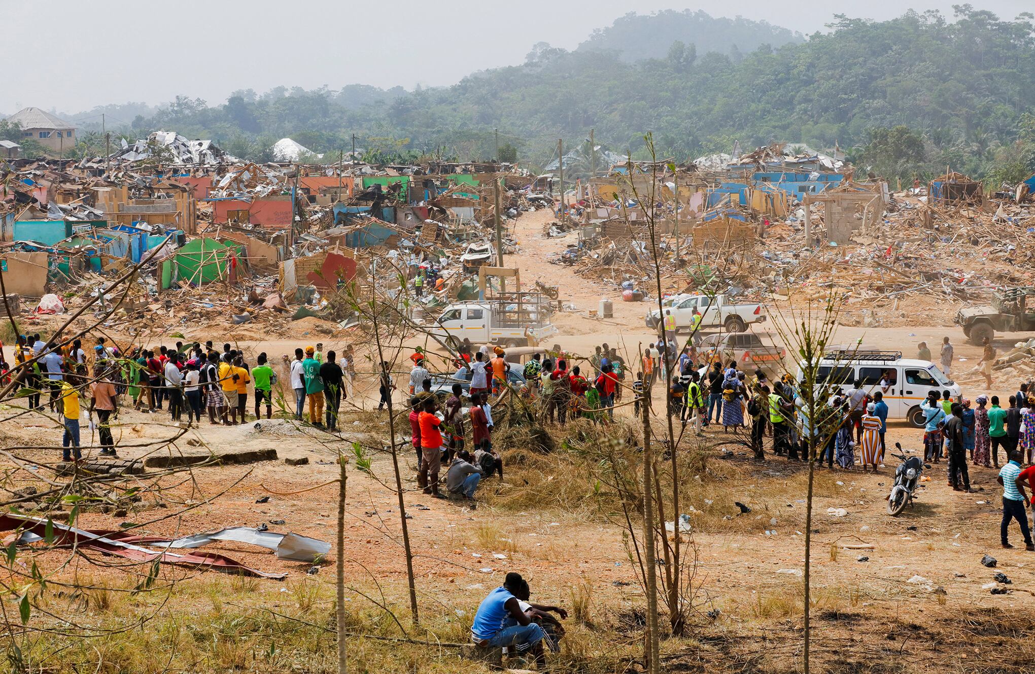 La gente observa los daños causados cuando un vehículo que transportaba explosivos mineros detonó a lo largo de una carretera en Apiate, Ghana. Foto REUTERS/Francis Kokoroko