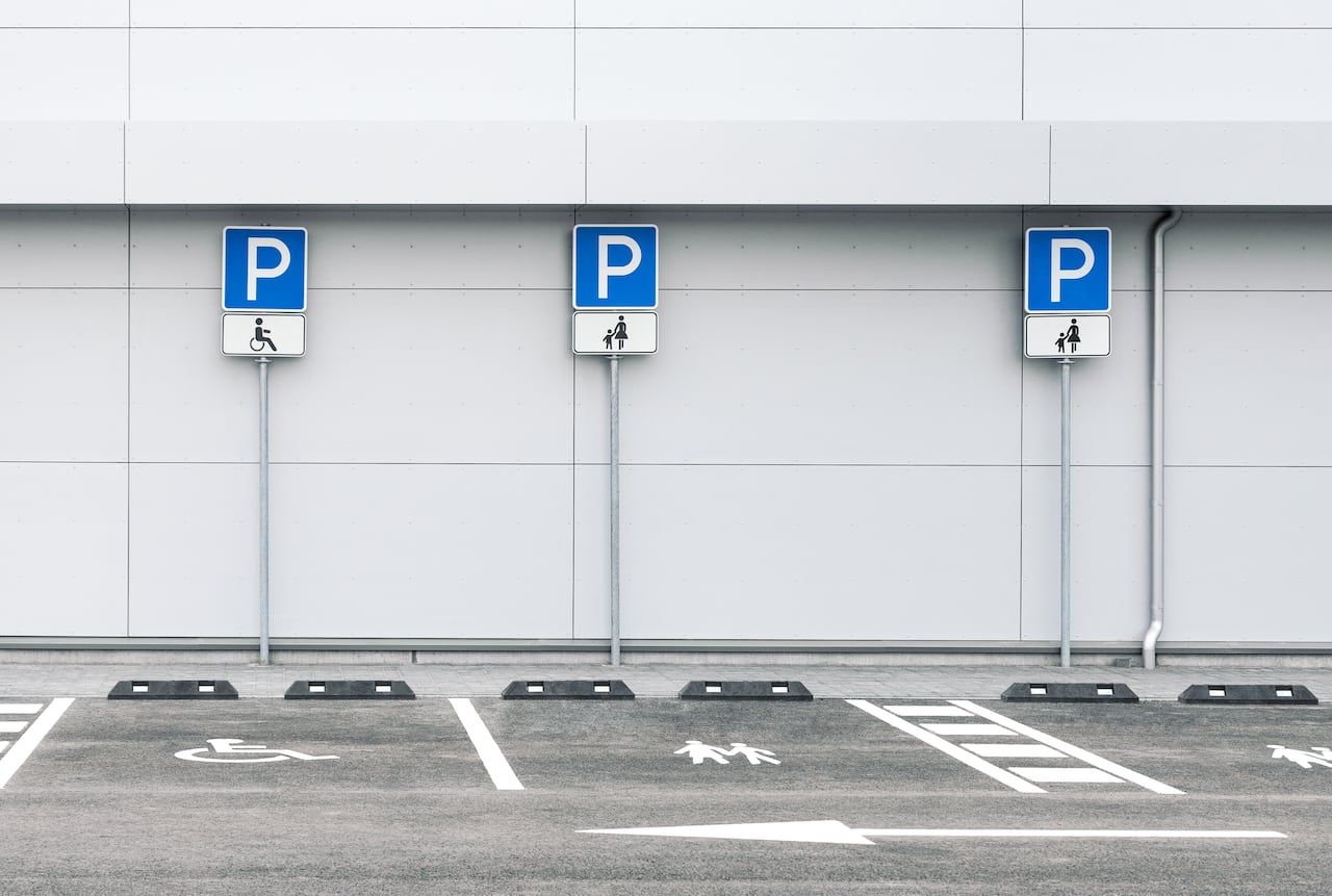 En Alemania, el disco de parqueo o Parkscheibe es clave para poder disfrutar la gratuidad del estacionamiento en calle.