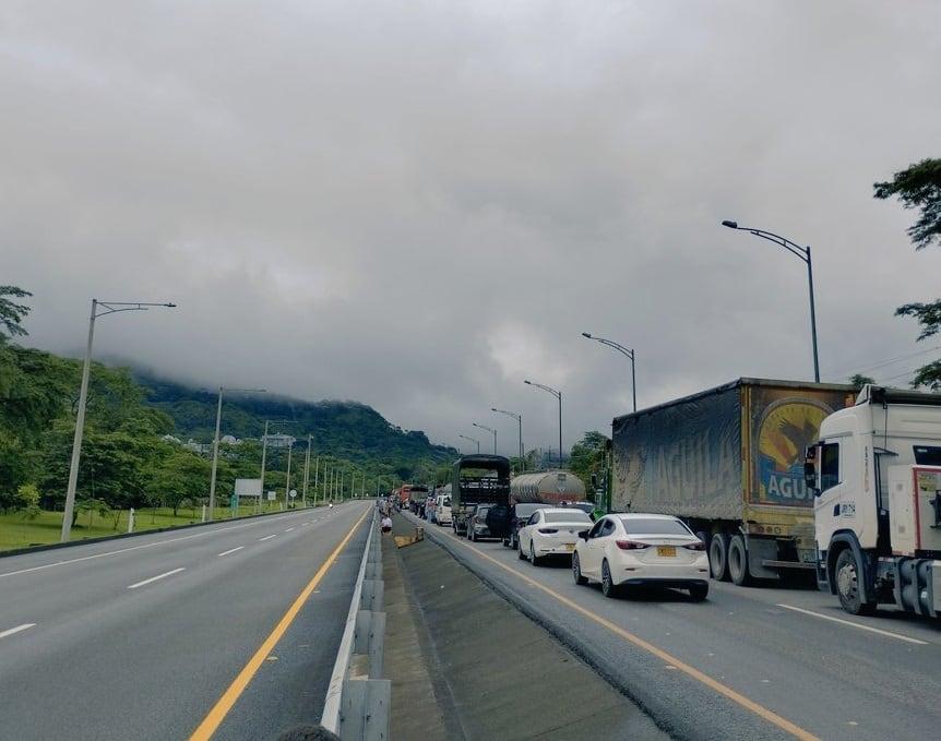 Una larga fila de vehículos están represados.