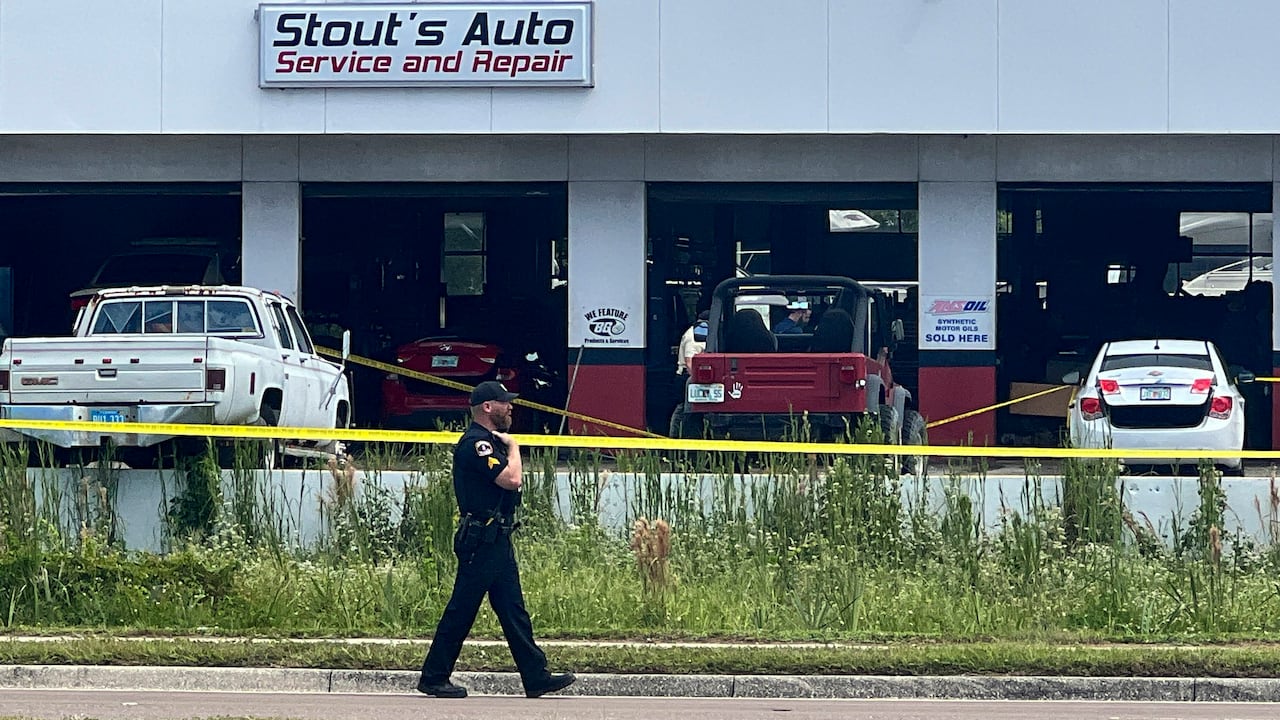 Policías investigan la escena del tiroteo en el taller Stout's Auto, en Largo, Florida. (Douglas R. Clifford/Tampa Bay Times vía AP)