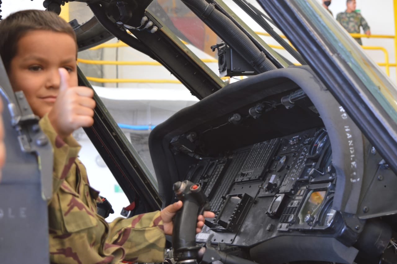 Samuel conoció por primera vez un helicóptero del Ejército.