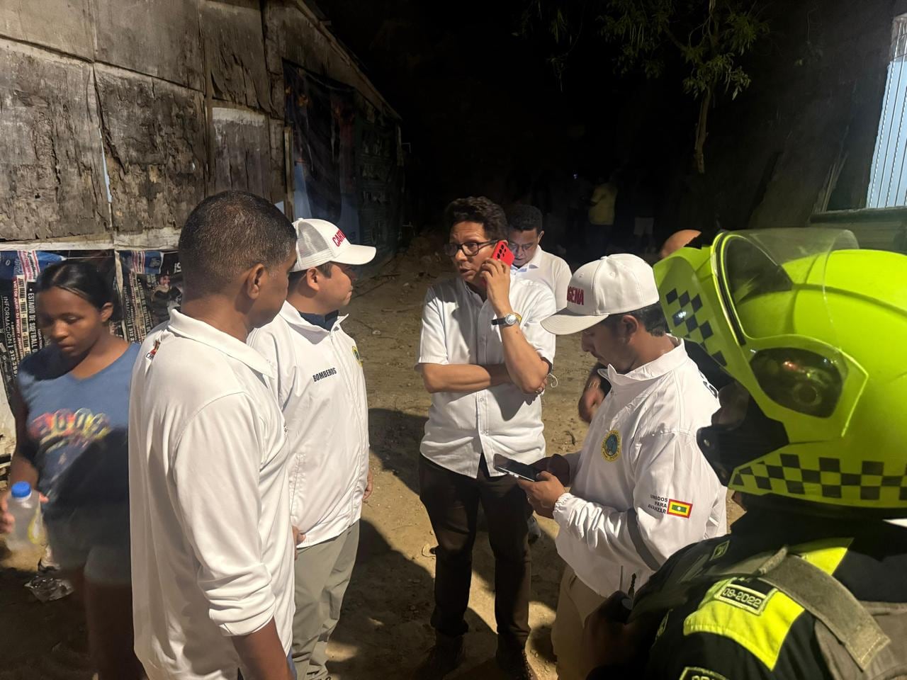 Autoridades en el lugar de la emergencia.