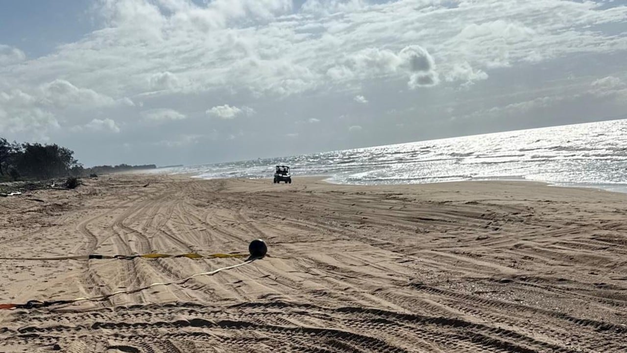 Bomberos y policía acordonaron la playa tras el hallazgo de las misteriosas "Space Balls".