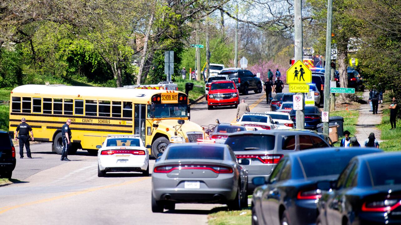 La policía trabaja en el área de Austin-East Magnet High School después de un tiroteo reportado el lunes 12 de abril de 2021. Las autoridades dicen que varias personas, incluido un oficial de policía, recibieron disparos en la escuela. (Brianna Paciorka / Knoxville News Sentinel vía AP)