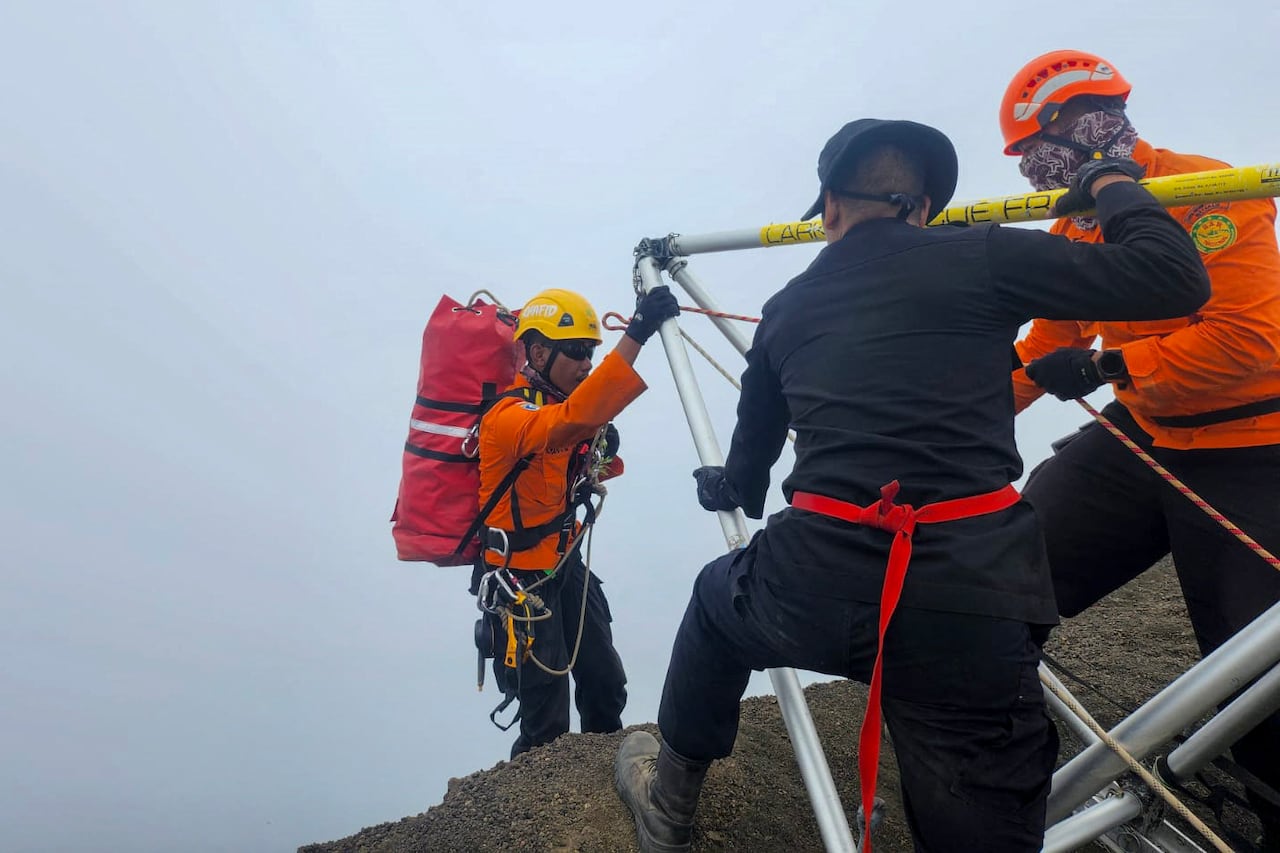 Esta foto, tomada el 24 de junio de 2025 por la Agencia Nacional de Búsqueda y Rescate de Indonesia (Basarnas), muestra a los rescatistas intentando evacuar a Juliana Marins.