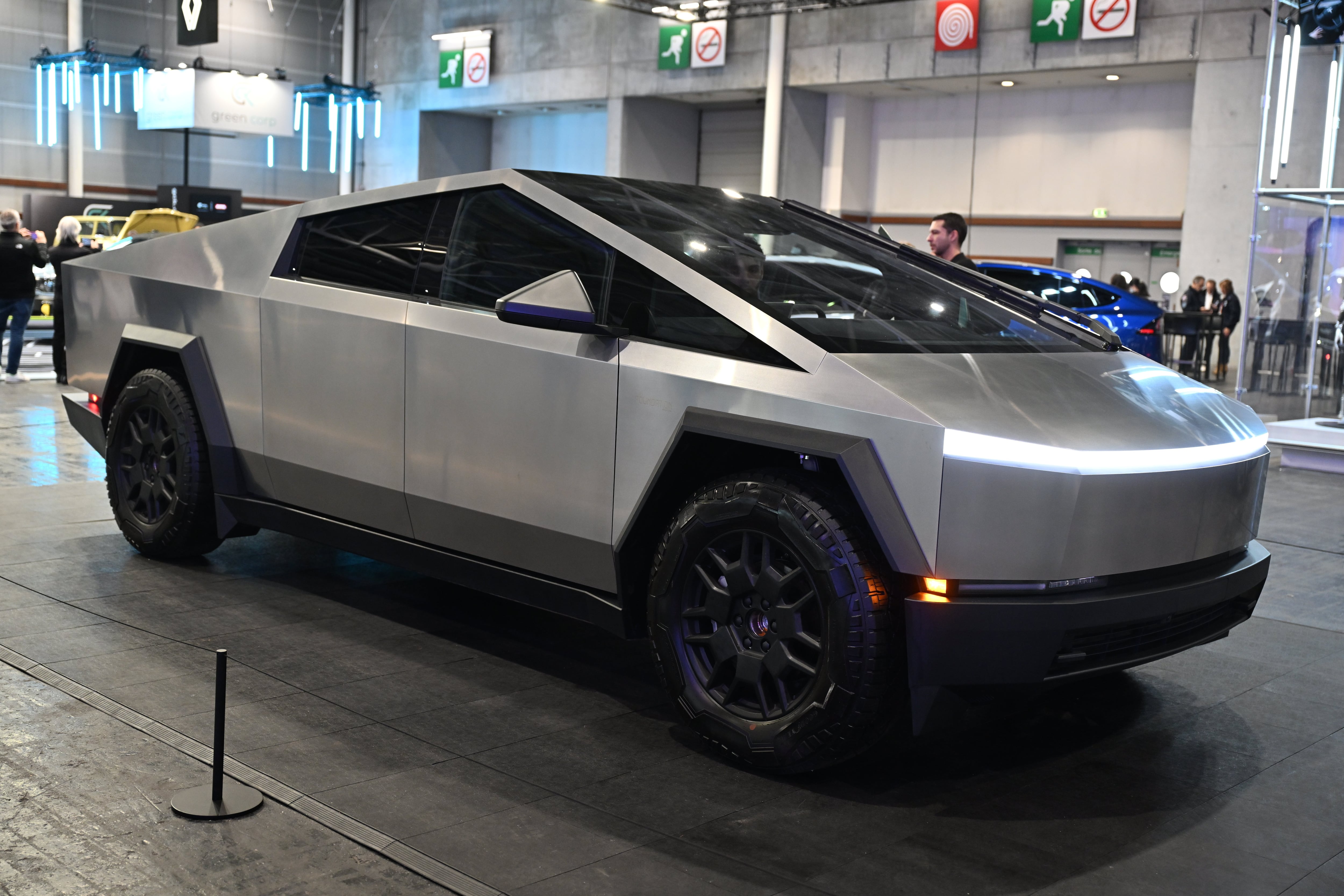 Un Tesla Cybertruck se exhibe el día de los medios de comunicación del Mondial de l'Automobile (Salón del Automóvil de París) en el Centro de Exposiciones Porte de Versailles en París, Francia, el 14 de octubre de 2024.