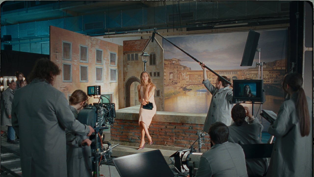 Inspirada en la elegancia perdurable de las sirenas clásicas de la pantalla, Angelina Kendall es capturada en un momento de tranquila preparación antes de pisar el set.