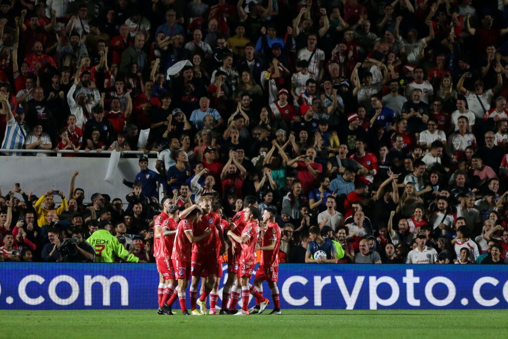 Jugadores de Argentinos Juniors festejando con la afición