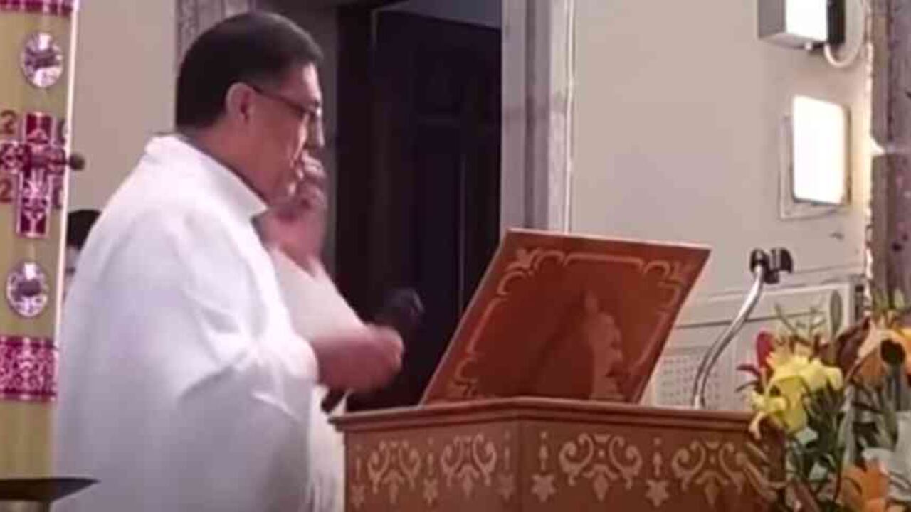 Video: sacerdote debió interrumpir misa por llamada del papa Francisco/Pantallazo de video